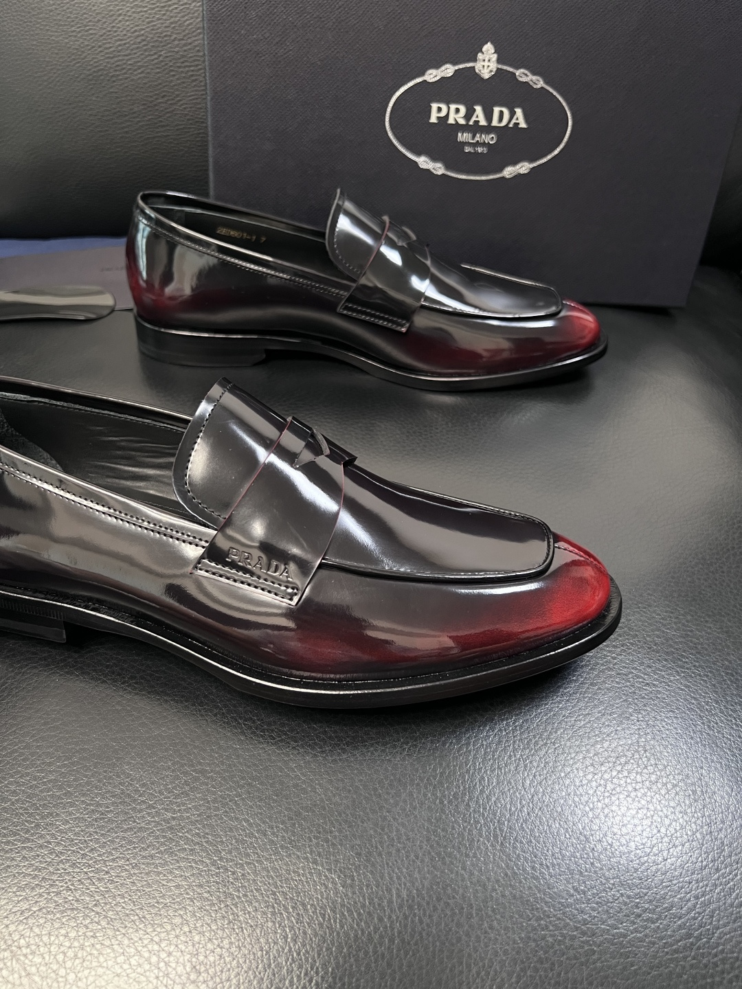 PRADA  高品质  顶级工艺品 普拉达 皮鞋专柜同步 原厂配置，意大利进口原版牛皮面料，透气舒适进口