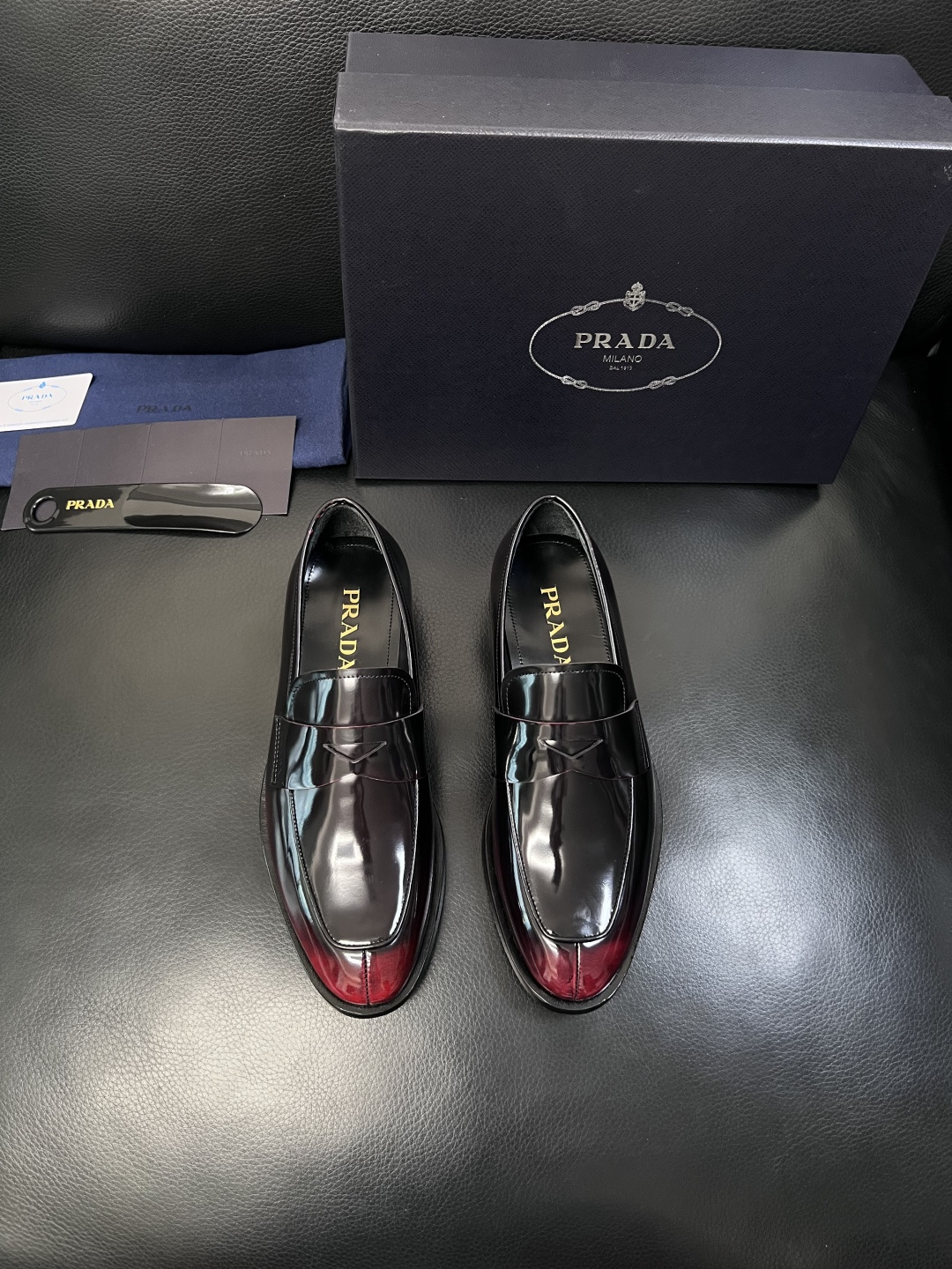 PRADA  高品质  顶级工艺品 普拉达 皮鞋专柜同步 原厂配置，意大利进口原版牛皮面料，透气舒适进口
