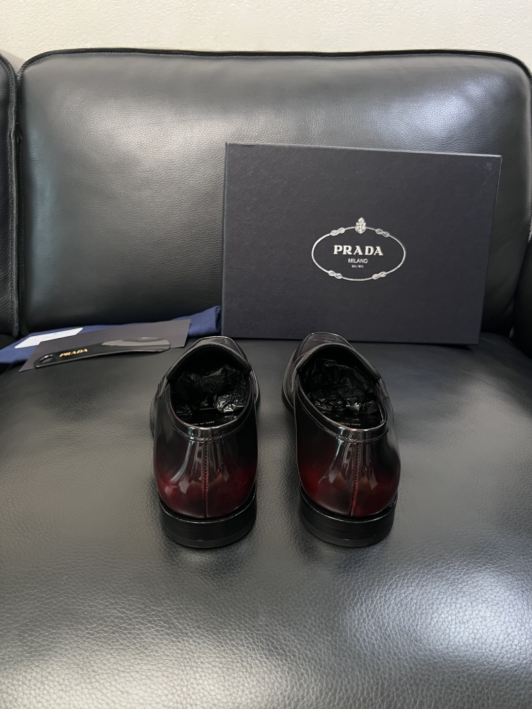 PRADA  高品质  顶级工艺品 普拉达 皮鞋专柜同步 原厂配置，意大利进口原版牛皮面料，透气舒适进口