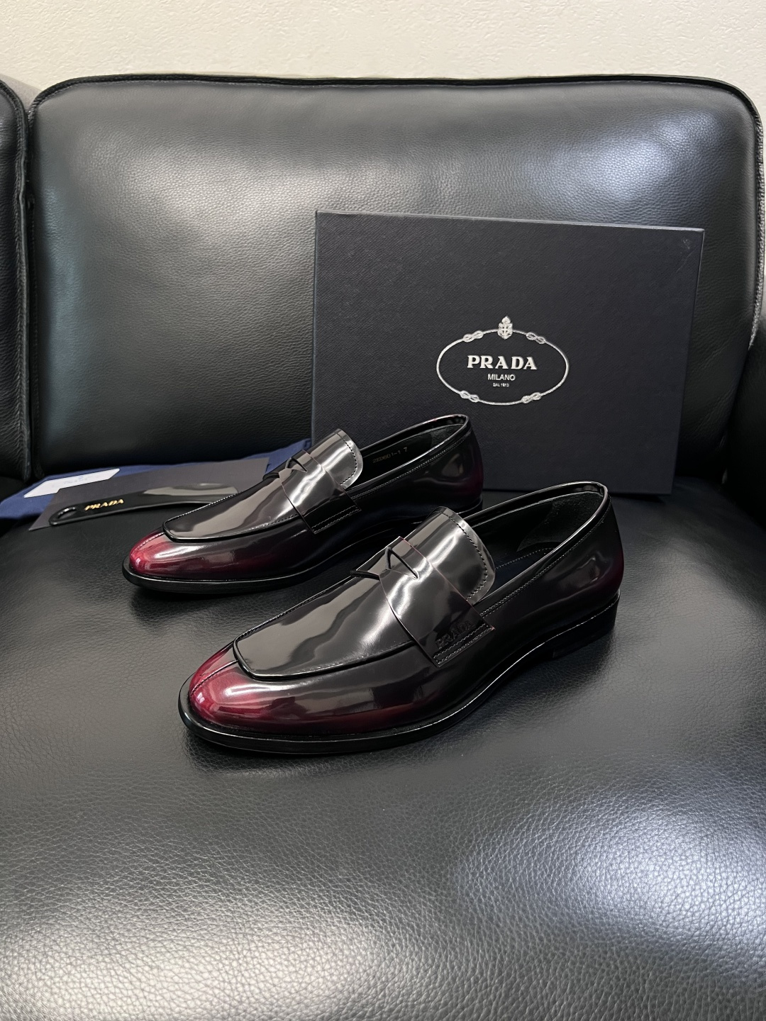 PRADA  高品质  顶级工艺品 普拉达 皮鞋专柜同步 原厂配置，意大利进口原版牛皮面料，透气舒适进口
