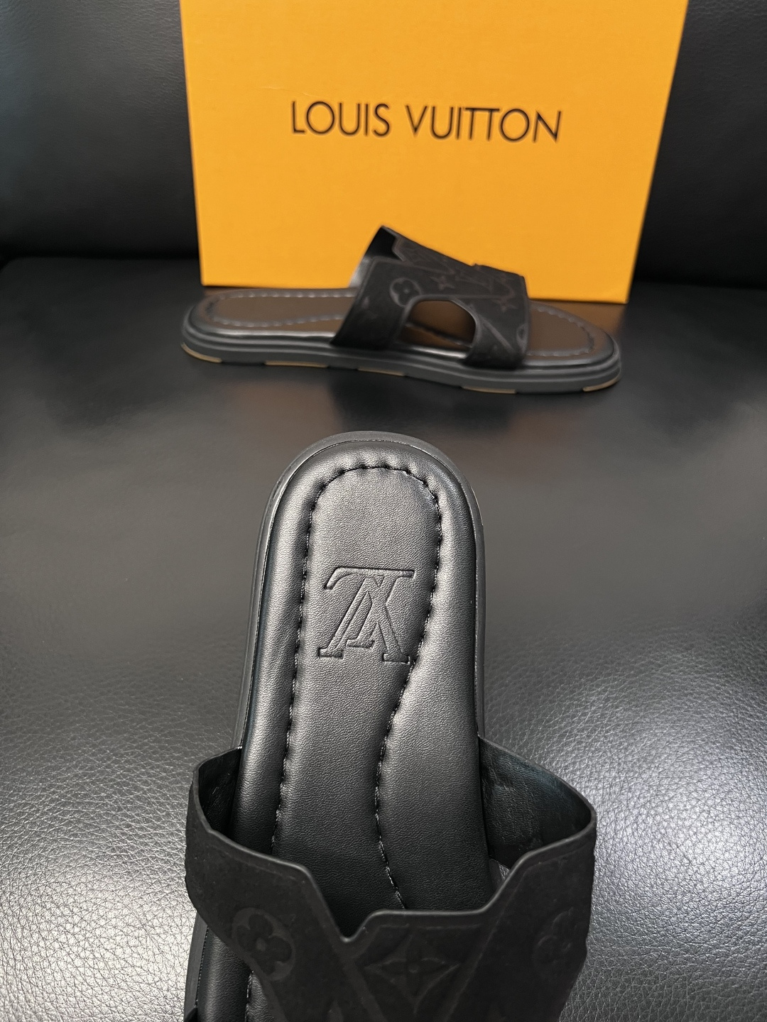 Lv  高品质  顶级工艺品  路易威登，拖鞋  专柜同步原厂配置，鞋面意大利进口，高品质拼接缤纷色彩复