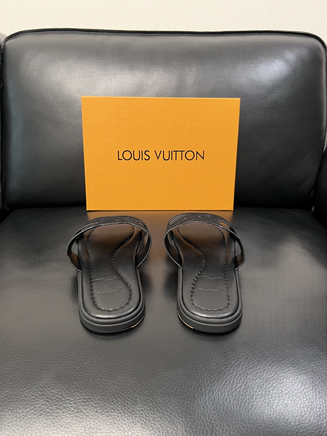 Lv  高品质  顶级工艺品  路易威登，拖鞋  专柜同步原厂配置，鞋面意大利进口，高品质拼接缤纷色彩复