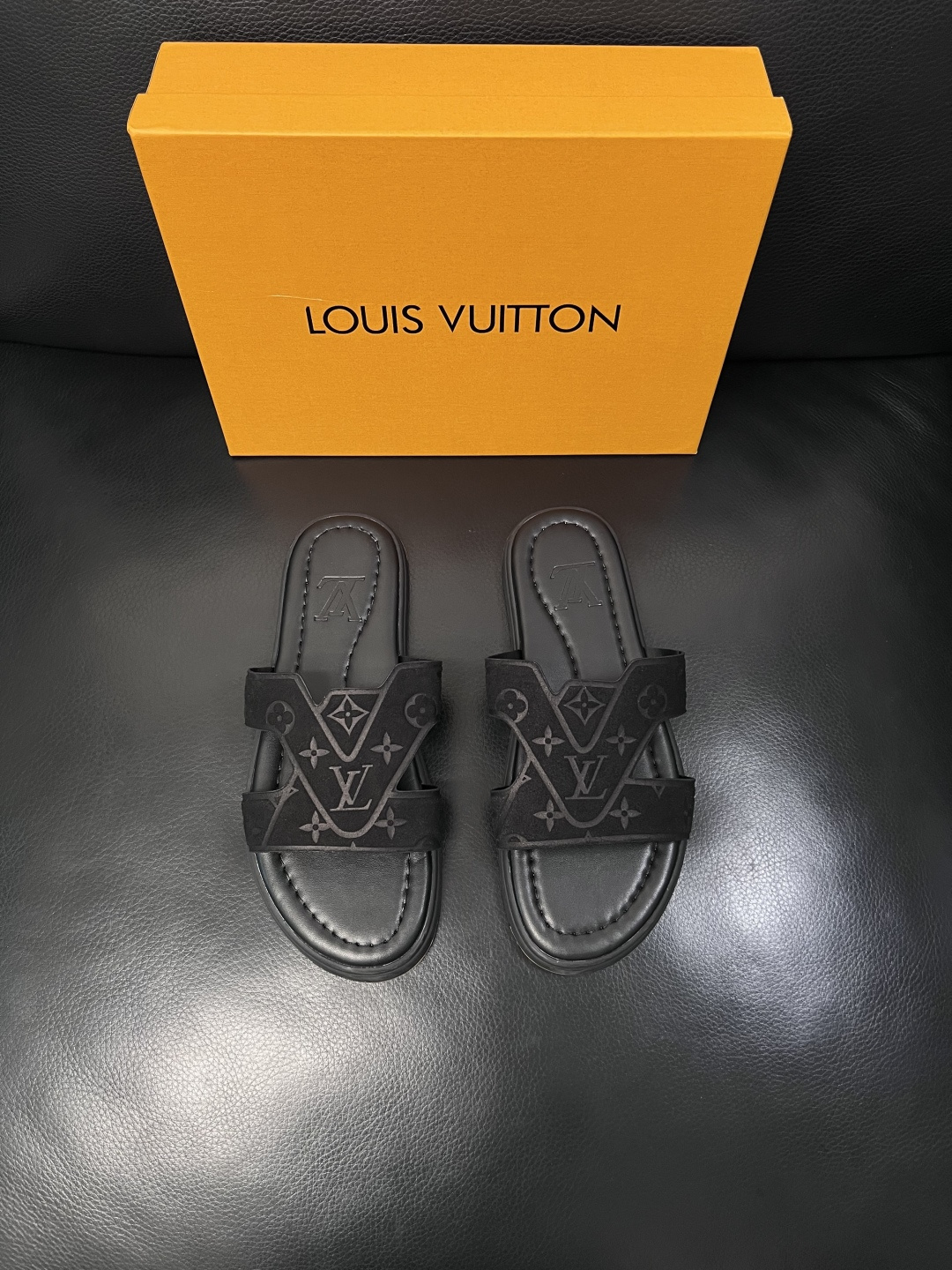 Lv  高品质  顶级工艺品  路易威登，拖鞋  专柜同步原厂配置，鞋面意大利进口，高品质拼接缤纷色彩复