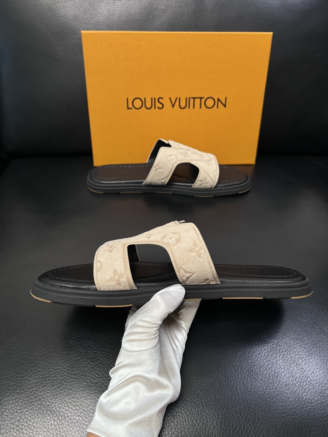 Lv  高品质  顶级工艺品  路易威登，拖鞋  专柜同步原厂配置，鞋面意大利进口，高品质拼接缤纷色彩复