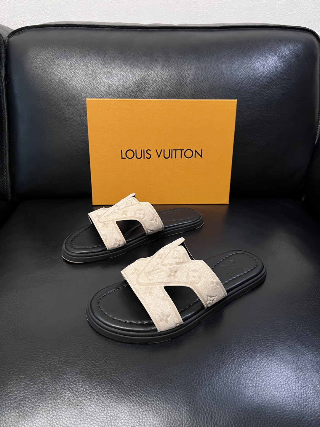 Lv  高品质  顶级工艺品  路易威登，拖鞋  专柜同步原厂配置，鞋面意大利进口，高品质拼接缤纷色彩复