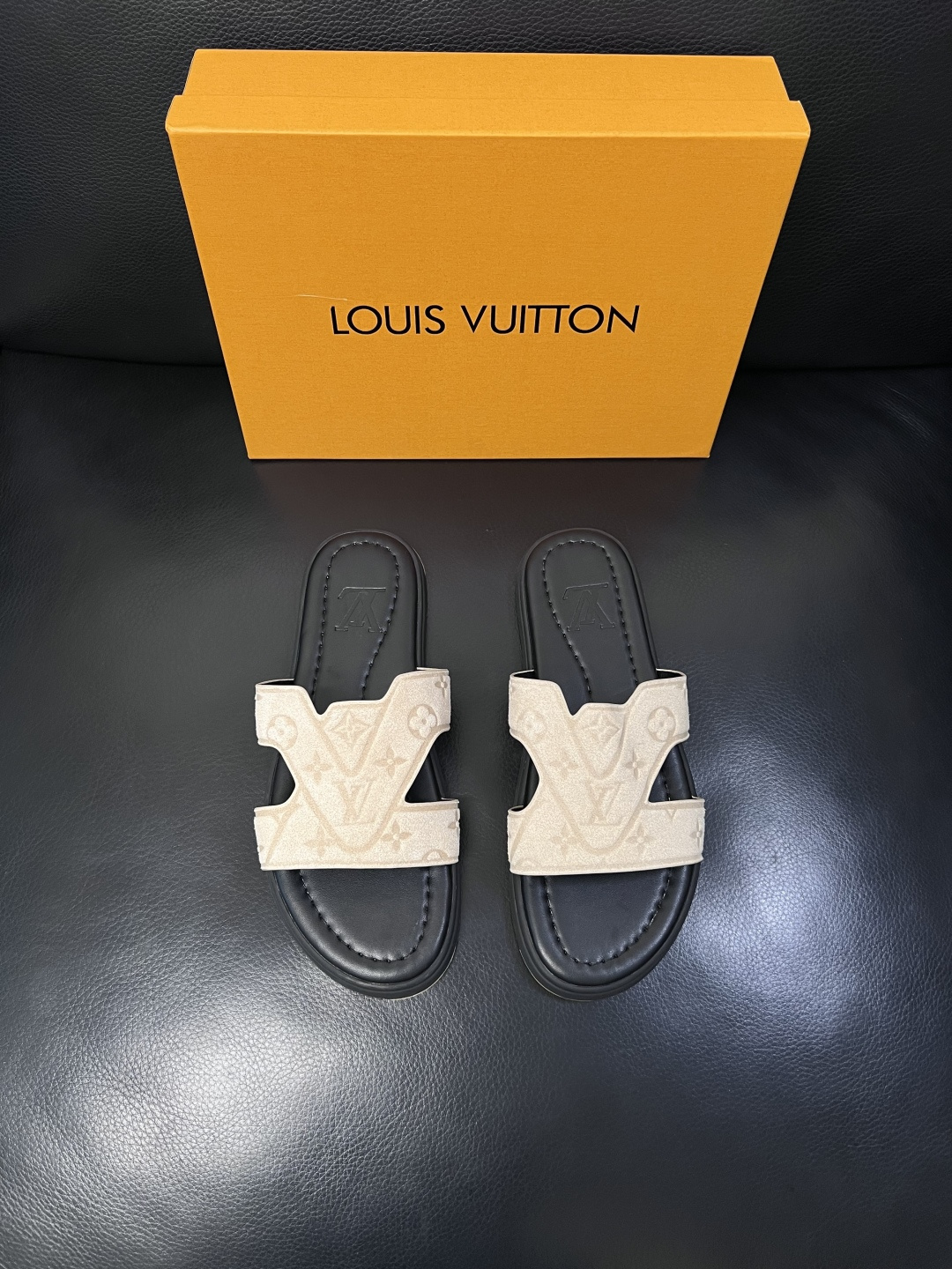Lv  高品质  顶级工艺品  路易威登，拖鞋  专柜同步原厂配置，鞋面意大利进口，高品质拼接缤纷色彩复