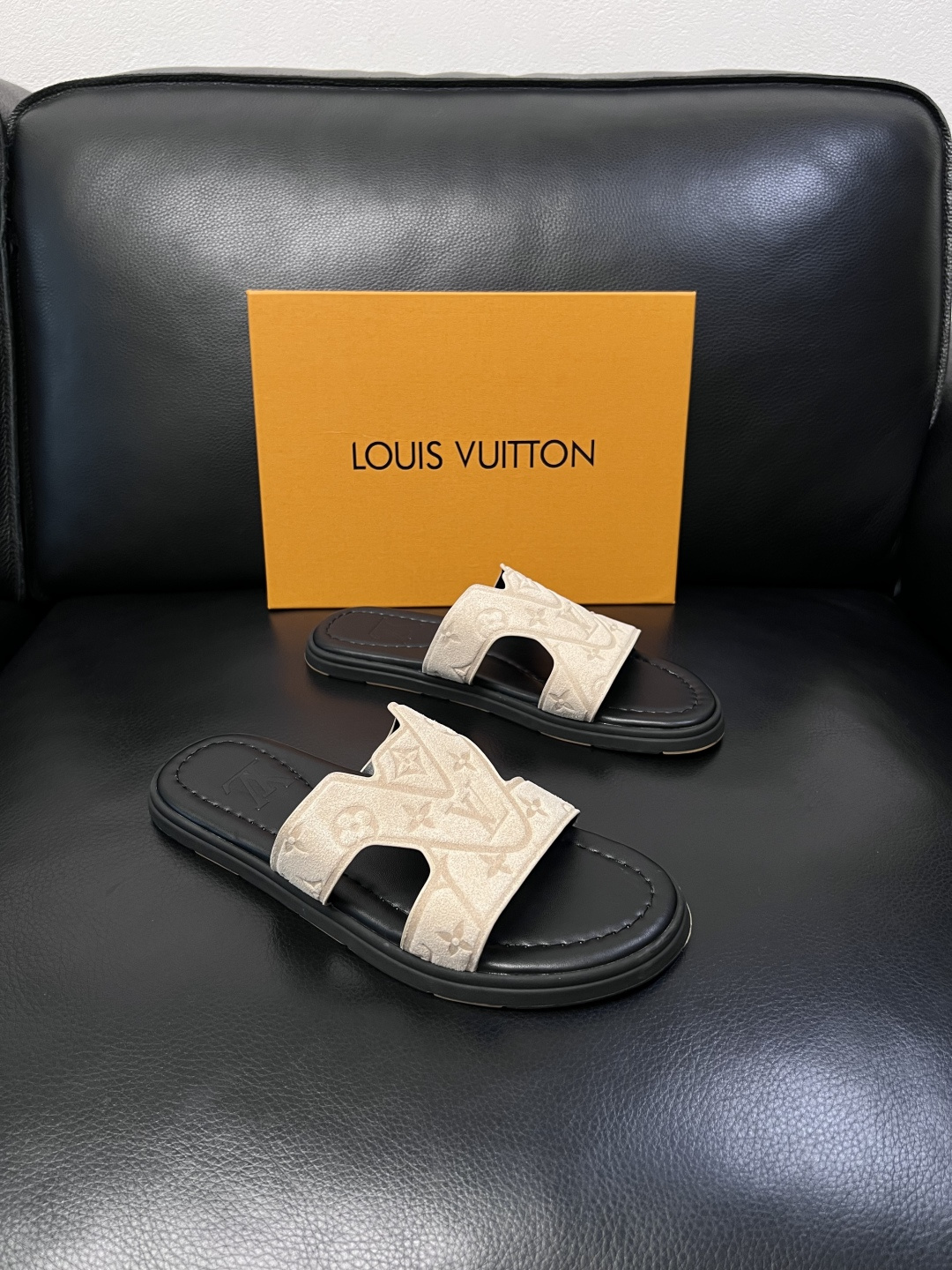 Lv  高品质  顶级工艺品  路易威登，拖鞋  专柜同步原厂配置，鞋面意大利进口，高品质拼接缤纷色彩复