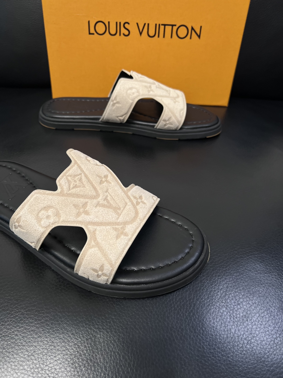 Lv  高品质  顶级工艺品  路易威登，拖鞋  专柜同步原厂配置，鞋面意大利进口，高品质拼接缤纷色彩复