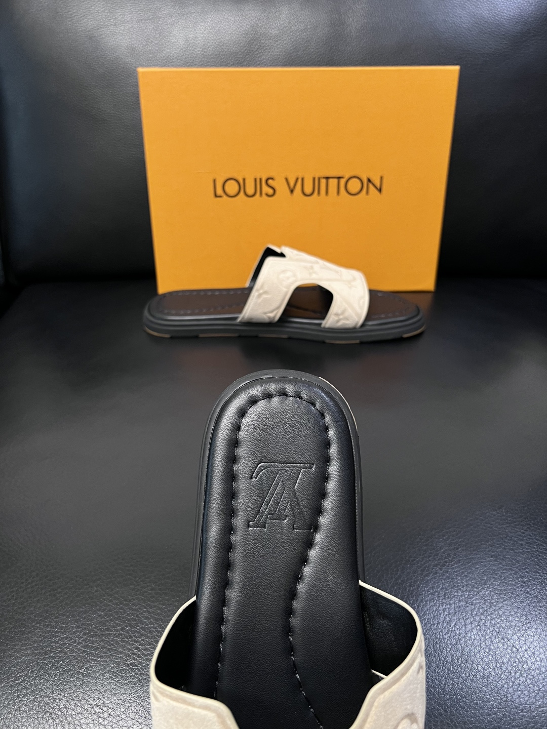 Lv  高品质  顶级工艺品  路易威登，拖鞋  专柜同步原厂配置，鞋面意大利进口，高品质拼接缤纷色彩复