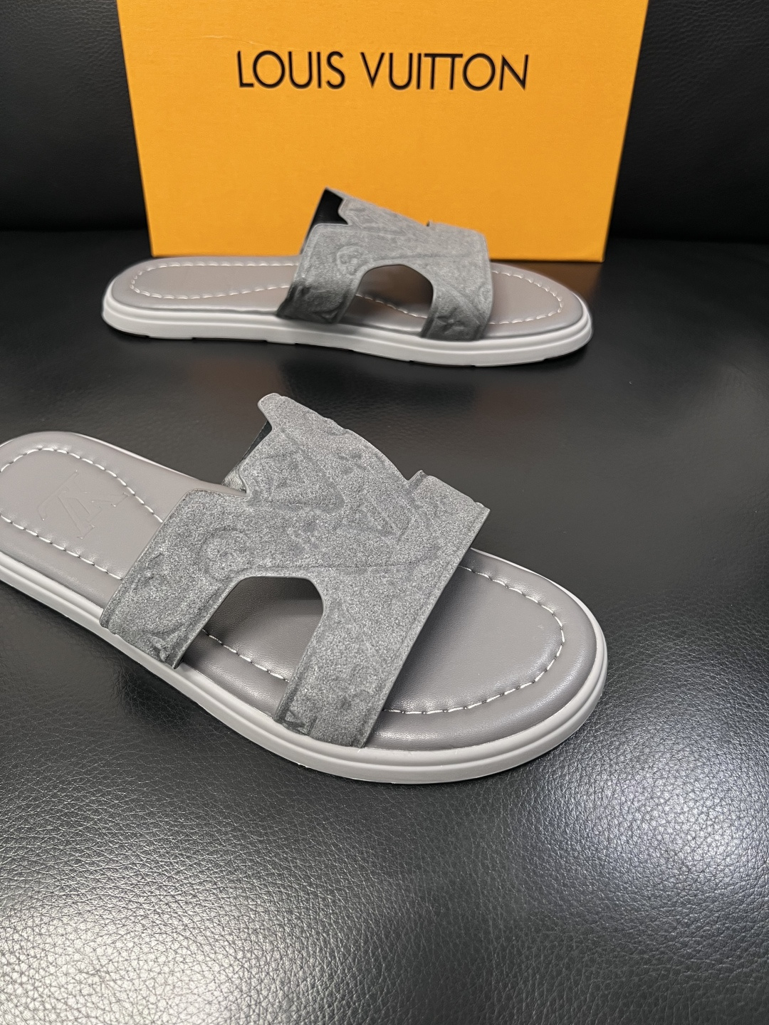 Lv  高品质  顶级工艺品  路易威登，拖鞋  专柜同步原厂配置，鞋面意大利进口，高品质拼接缤纷色彩复