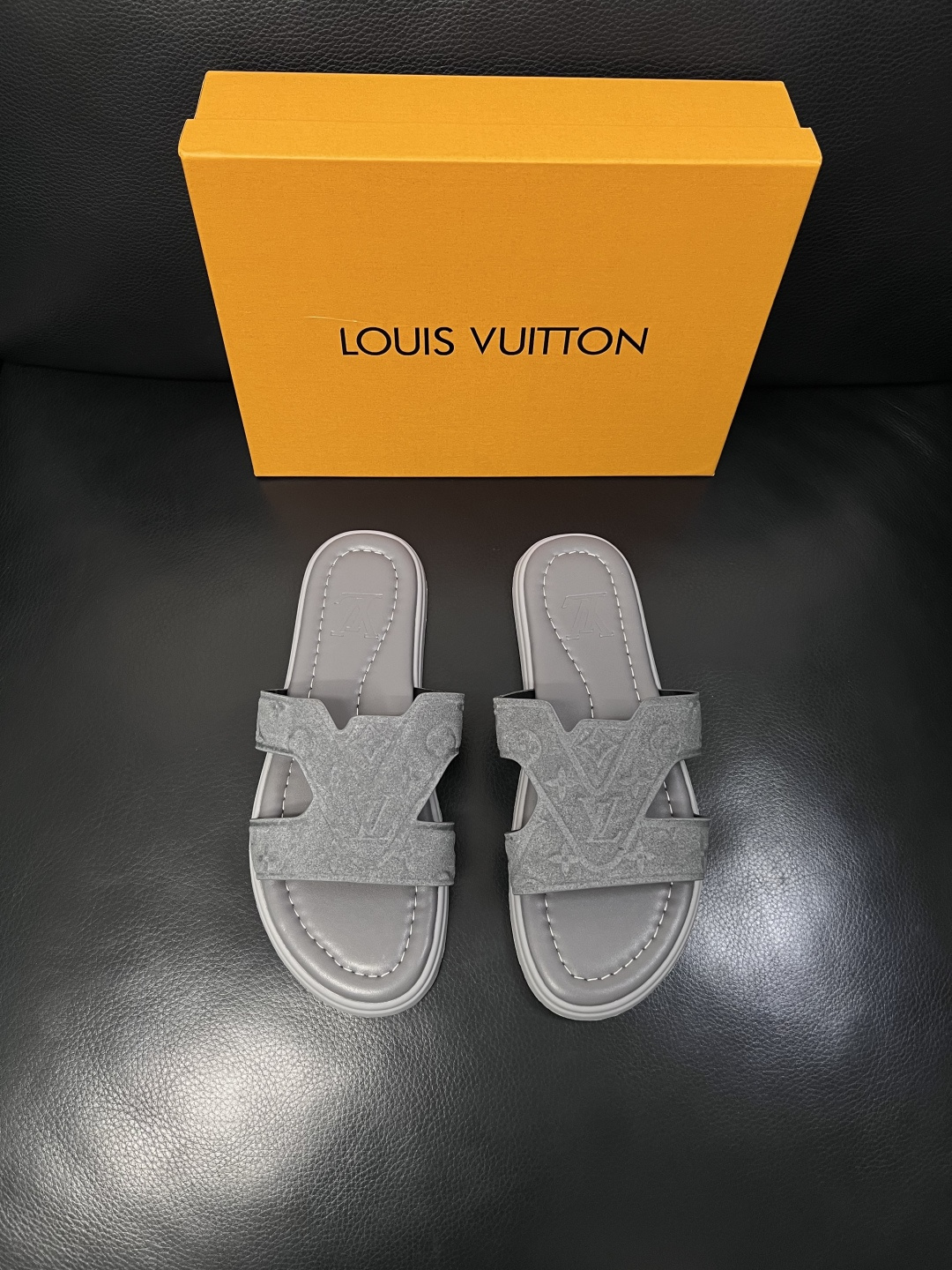 Lv  高品质  顶级工艺品  路易威登，拖鞋  专柜同步原厂配置，鞋面意大利进口，高品质拼接缤纷色彩复