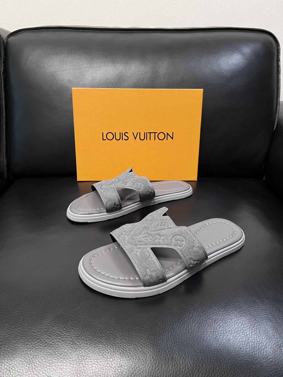 Lv  高品质  顶级工艺品  路易威登，拖鞋  专柜同步原厂配置，鞋面意大利进口，高品质拼接缤纷色彩复