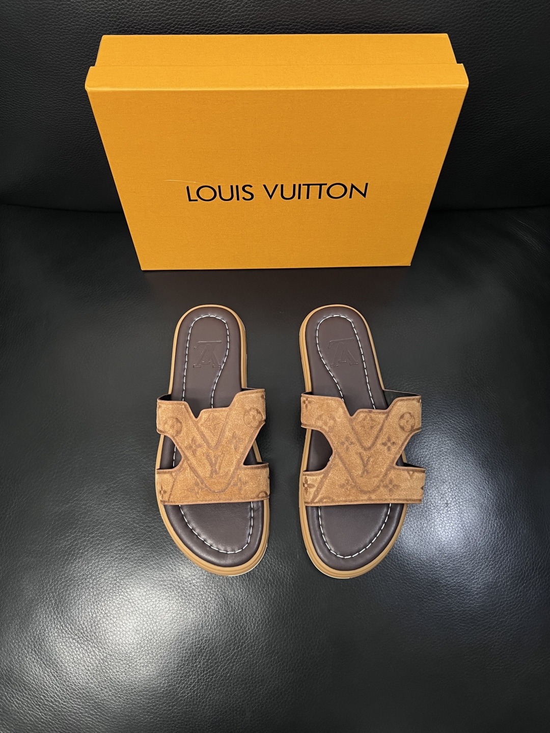 Lv  高品质  顶级工艺品  路易威登，拖鞋  专柜同步原厂配置，鞋面意大利进口，高品质拼接缤纷色彩复