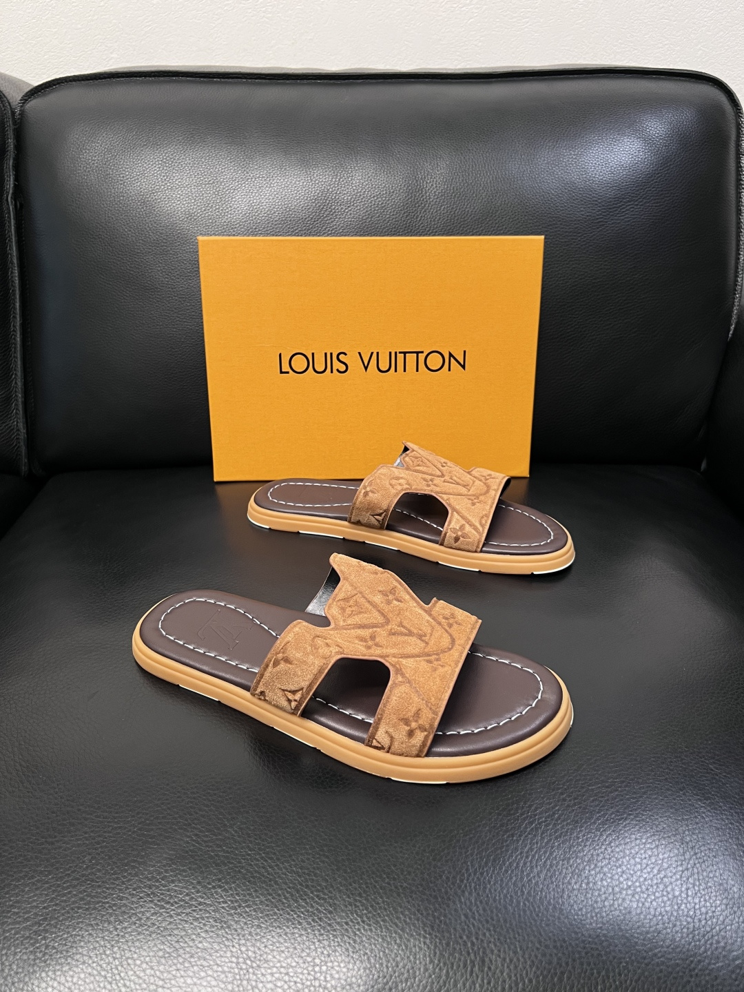 Lv  高品质  顶级工艺品  路易威登，拖鞋  专柜同步原厂配置，鞋面意大利进口，高品质拼接缤纷色彩复