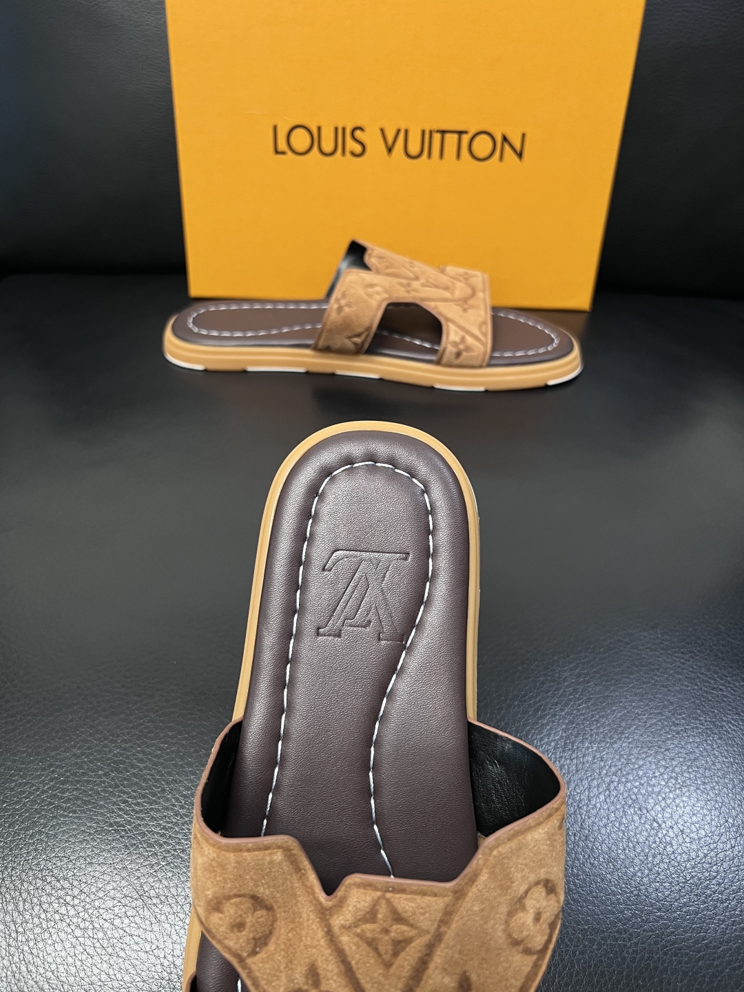 Lv  高品质  顶级工艺品  路易威登，拖鞋  专柜同步原厂配置，鞋面意大利进口，高品质拼接缤纷色彩复