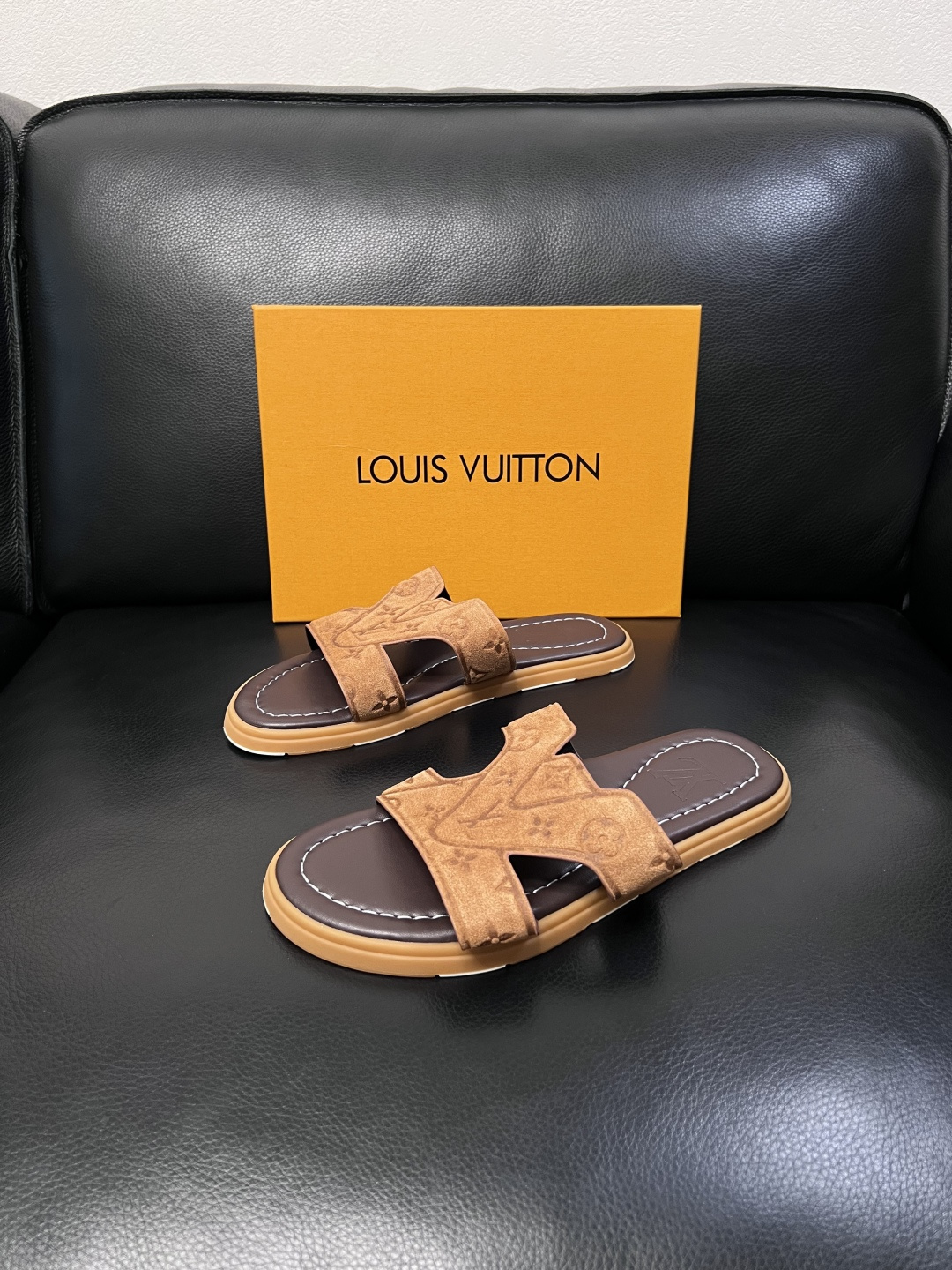 Lv  高品质  顶级工艺品  路易威登，拖鞋  专柜同步原厂配置，鞋面意大利进口，高品质拼接缤纷色彩复