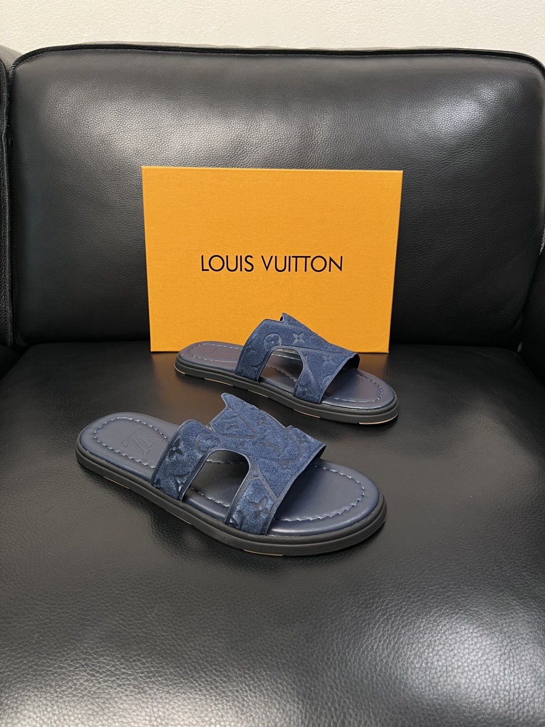 Lv  高品质  顶级工艺品  路易威登，拖鞋  专柜同步原厂配置，鞋面意大利进口，高品质拼接缤纷色彩复