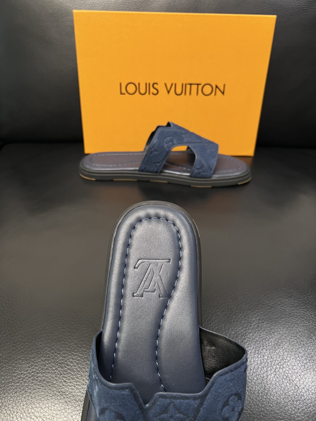Lv  高品质  顶级工艺品  路易威登，拖鞋  专柜同步原厂配置，鞋面意大利进口，高品质拼接缤纷色彩复