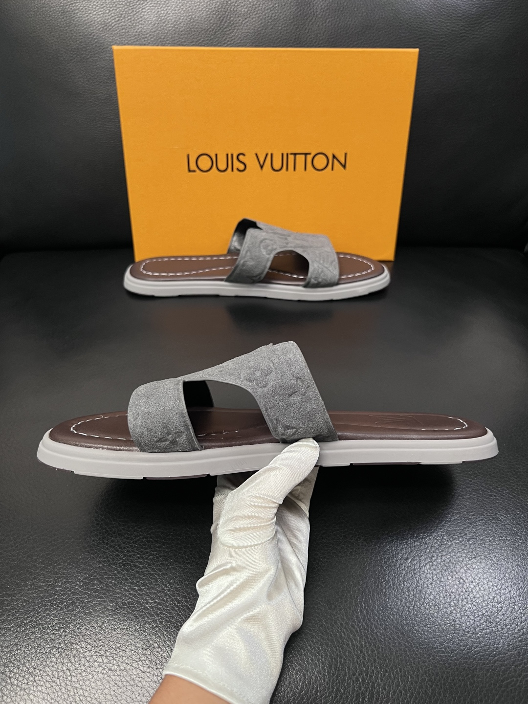 Lv  高品质  顶级工艺品  路易威登，拖鞋  专柜同步原厂配置，鞋面意大利进口，高品质拼接缤纷色彩复