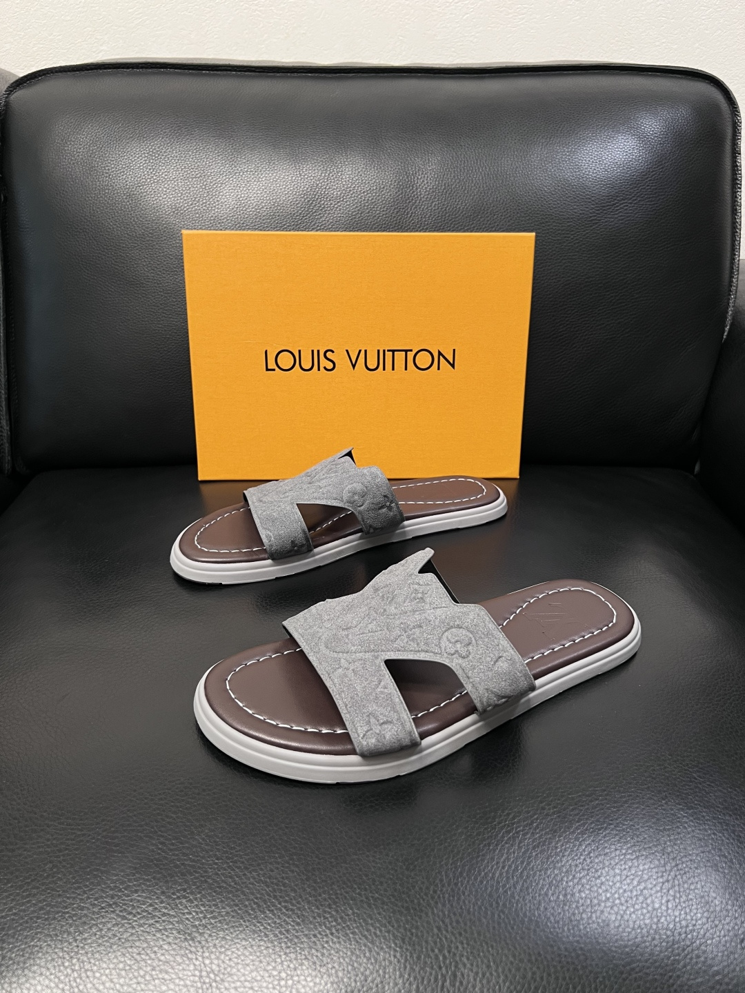 Lv  高品质  顶级工艺品  路易威登，拖鞋  专柜同步原厂配置，鞋面意大利进口，高品质拼接缤纷色彩复