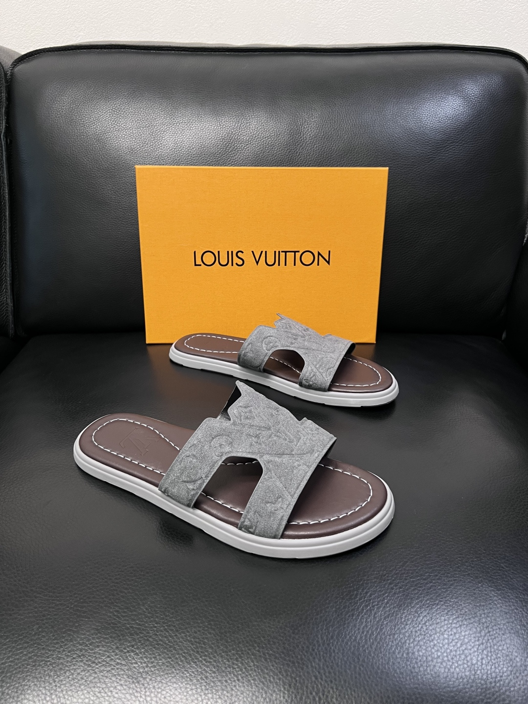Lv  高品质  顶级工艺品  路易威登，拖鞋  专柜同步原厂配置，鞋面意大利进口，高品质拼接缤纷色彩复