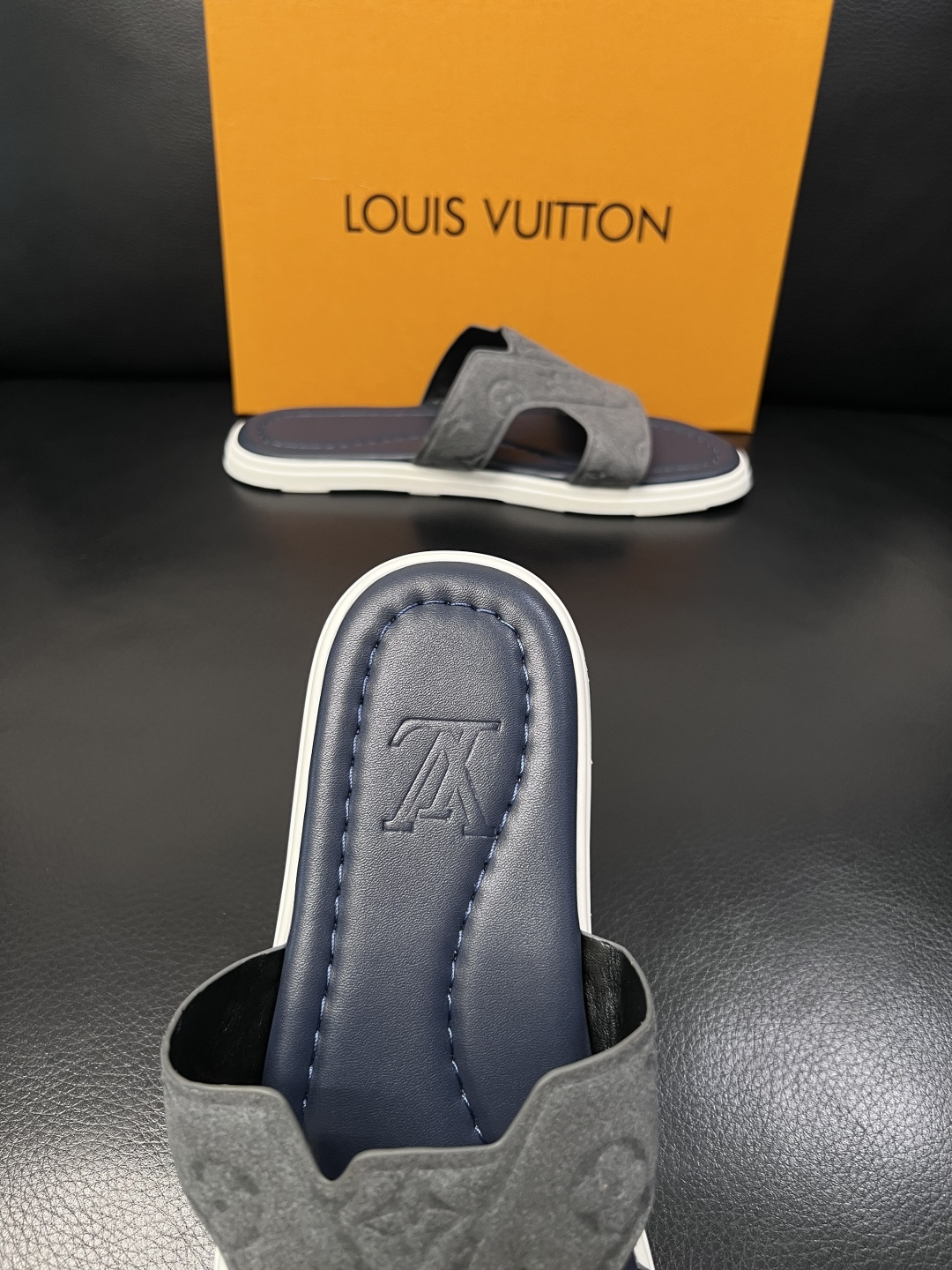 Lv  高品质  顶级工艺品  路易威登，拖鞋  专柜同步原厂配置，鞋面意大利进口，高品质拼接缤纷色彩复