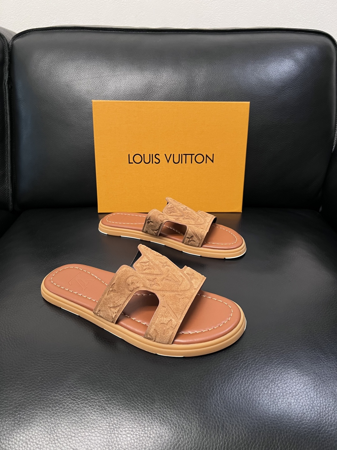Lv  高品质  顶级工艺品  路易威登，拖鞋  专柜同步原厂配置，鞋面意大利进口，高品质拼接缤纷色彩复