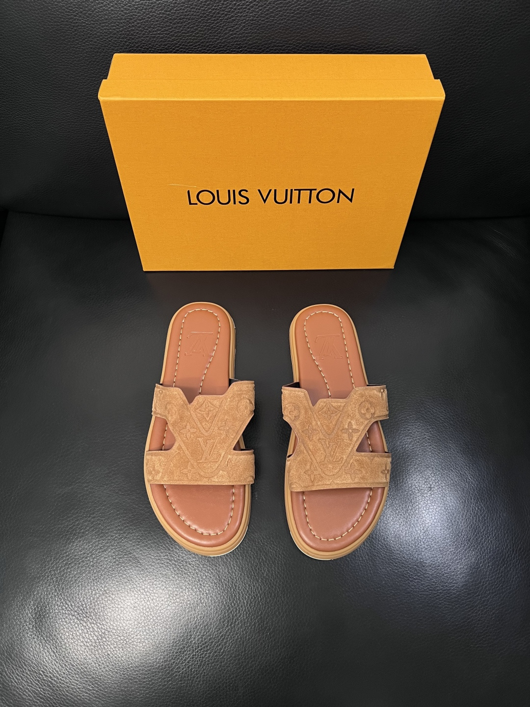 Lv  高品质  顶级工艺品  路易威登，拖鞋  专柜同步原厂配置，鞋面意大利进口，高品质拼接缤纷色彩复