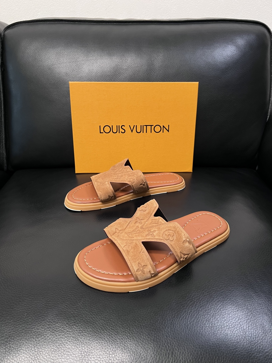Lv  高品质  顶级工艺品  路易威登，拖鞋  专柜同步原厂配置，鞋面意大利进口，高品质拼接缤纷色彩复