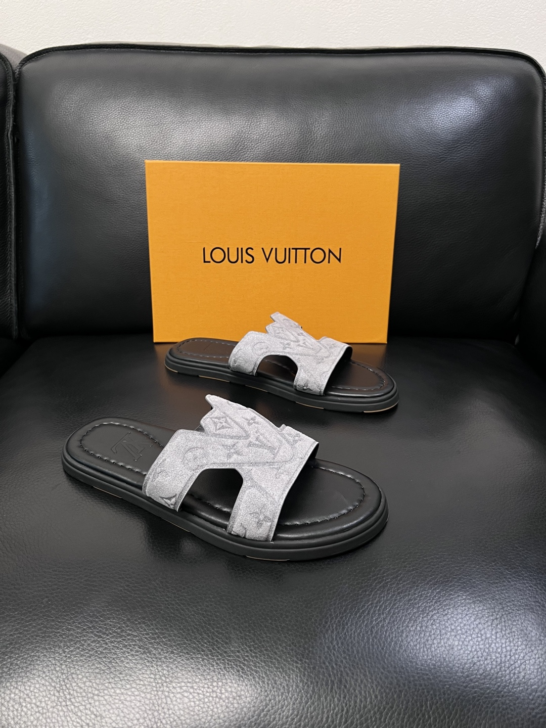 NO:833746,Lv high-quality top crafts Louis Vuitton, slippers, counters with original configuration, uppers imported from Italy, high-quality spliced ​​colorful and complex handicrafts, imported cowhide linings are soft and comfortable, original soles are specially provided by the original factory, TPU exclusive movable molded soles are super comfortable, original factory follow-up goods, code number 39-44 (customized 38 45),, louis vuitton, louis vuitton, slippers, cowhide19860909Lv 高品质 顶级工艺品 路易威登,拖鞋 专柜同步原厂配置,鞋面意大利进口,高品质拼接缤纷色彩复杂工艺品,进口牛皮里垫柔软舒适,鞋底原厂特供原版底,TPU独家活动成型底超级舒适,原厂跟单货,码数 39-44（订做 38 45）,,louis vuitton,louis vuitton,slippers,cowhide,Men's shoes
