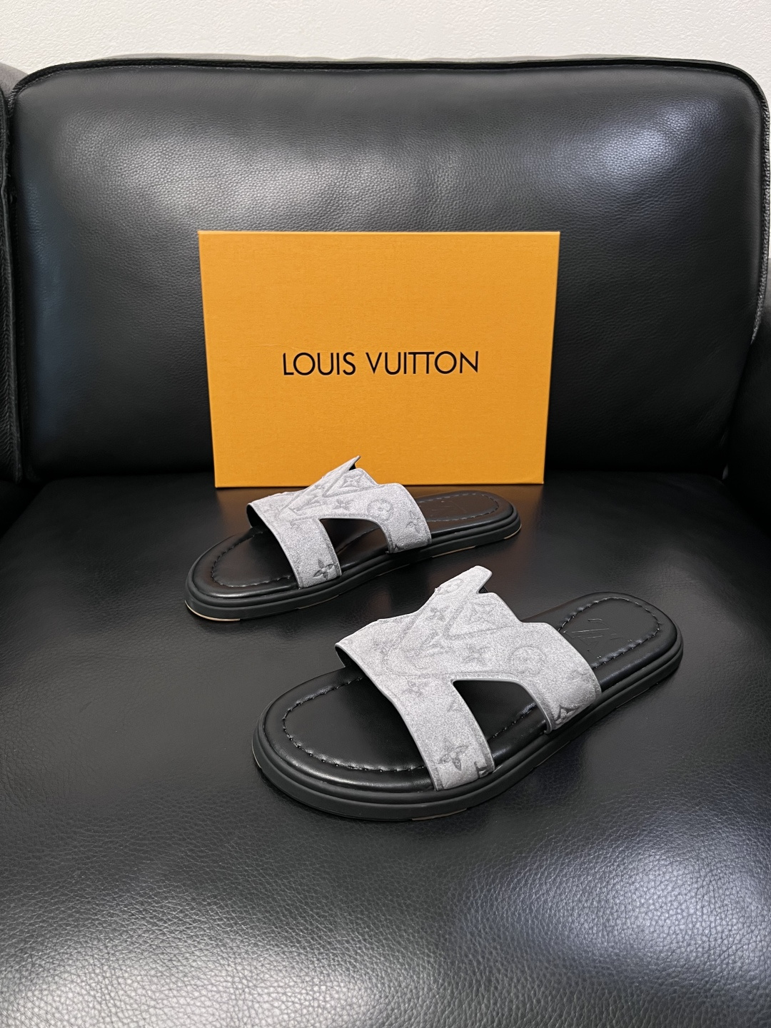 Lv  高品质  顶级工艺品  路易威登，拖鞋  专柜同步原厂配置，鞋面意大利进口，高品质拼接缤纷色彩复