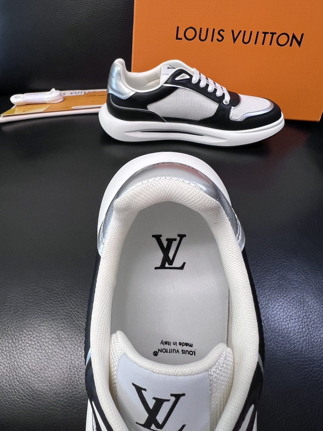 Lv 高品质  顶级工艺品  路易威登，专柜同步原厂配置，鞋面意大利进口，高品质拼接缤纷色彩复杂工艺品，