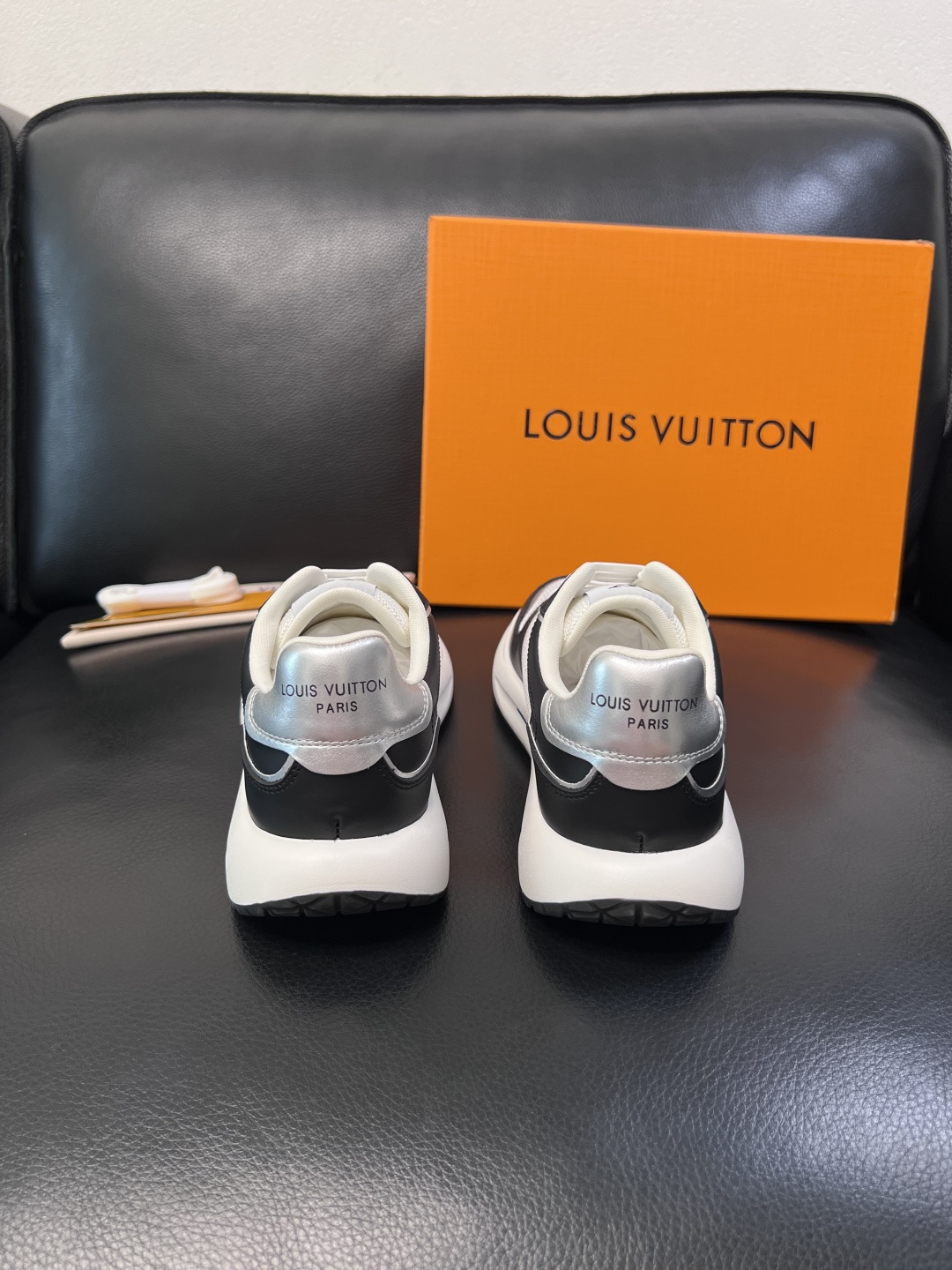 Lv 高品质  顶级工艺品  路易威登，专柜同步原厂配置，鞋面意大利进口，高品质拼接缤纷色彩复杂工艺品，