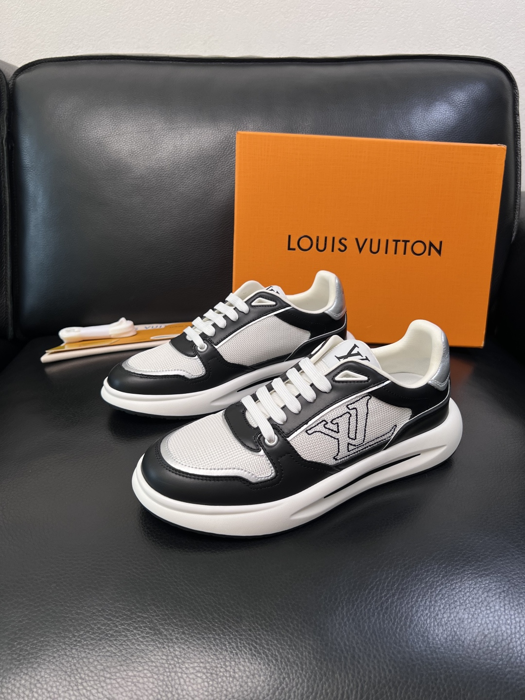 Lv 高品质  顶级工艺品  路易威登，专柜同步原厂配置，鞋面意大利进口，高品质拼接缤纷色彩复杂工艺品，