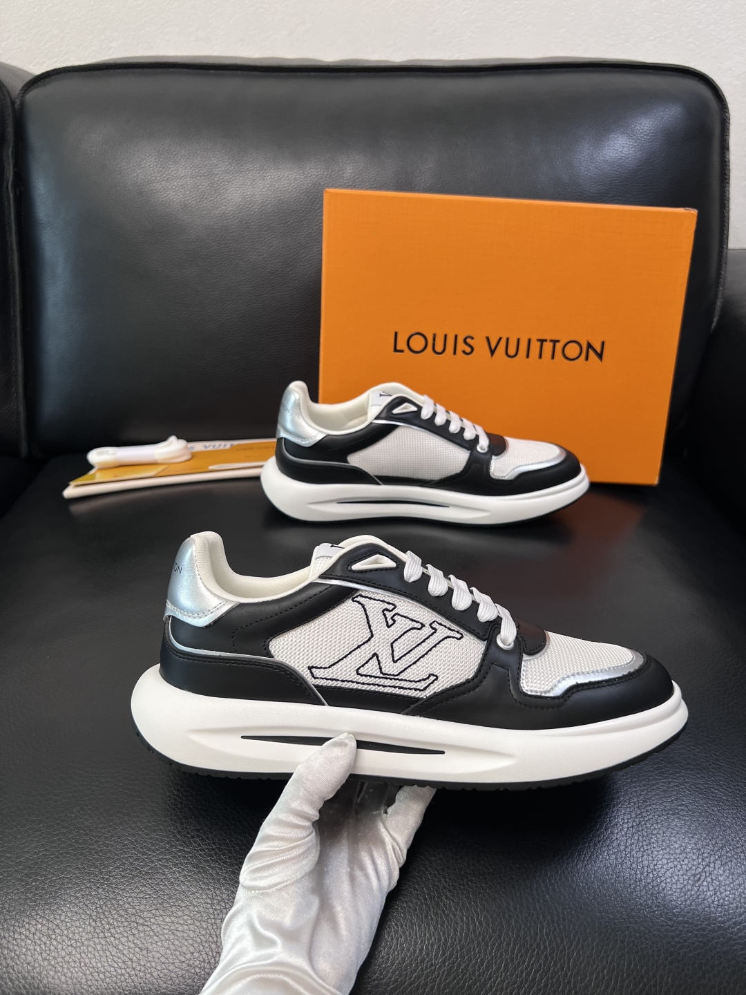 Lv 高品质  顶级工艺品  路易威登，专柜同步原厂配置，鞋面意大利进口，高品质拼接缤纷色彩复杂工艺品，