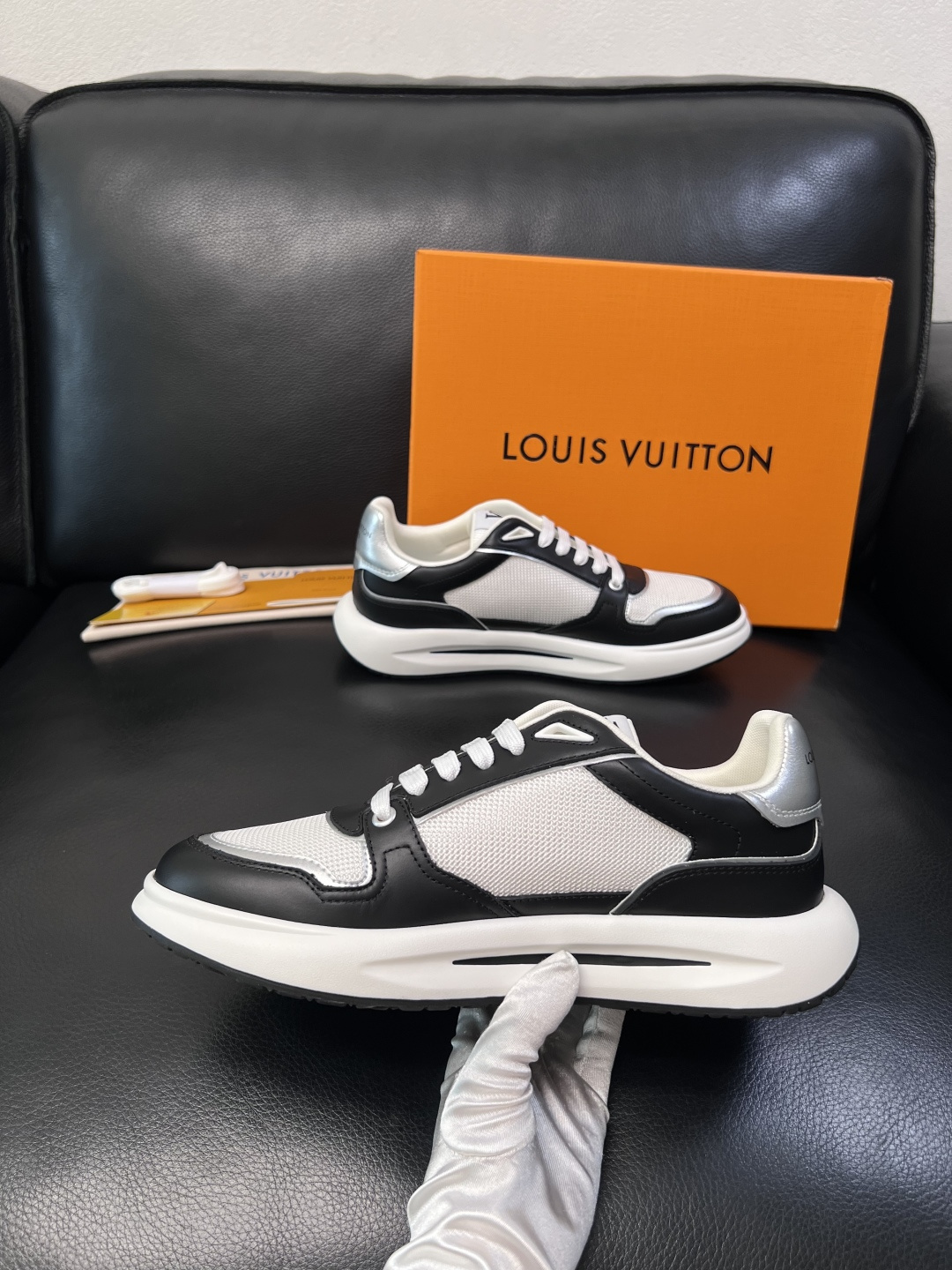 Lv 高品质  顶级工艺品  路易威登，专柜同步原厂配置，鞋面意大利进口，高品质拼接缤纷色彩复杂工艺品，