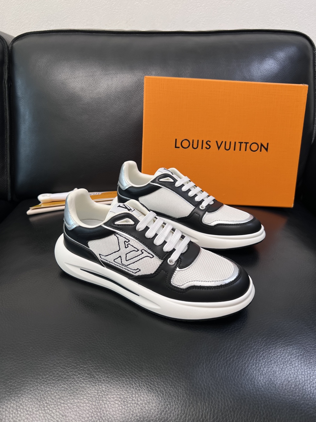 Lv 高品质  顶级工艺品  路易威登，专柜同步原厂配置，鞋面意大利进口，高品质拼接缤纷色彩复杂工艺品，