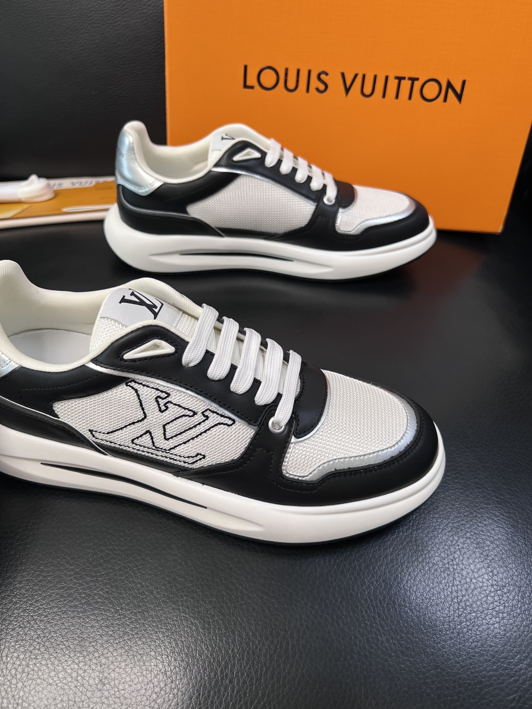 Lv 高品质  顶级工艺品  路易威登，专柜同步原厂配置，鞋面意大利进口，高品质拼接缤纷色彩复杂工艺品，