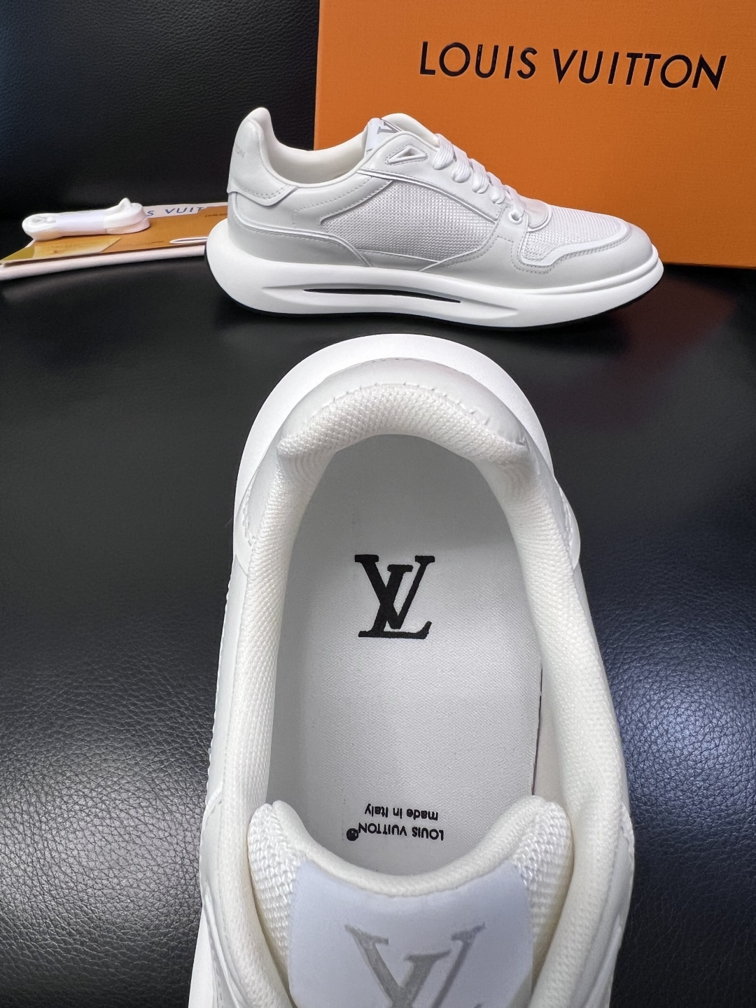 Lv 高品质  顶级工艺品  路易威登，专柜同步原厂配置，鞋面意大利进口，高品质拼接缤纷色彩复杂工艺品，