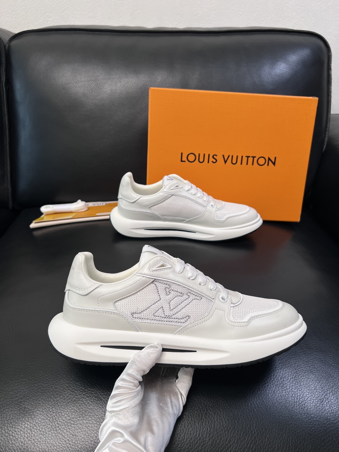 Lv 高品质  顶级工艺品  路易威登，专柜同步原厂配置，鞋面意大利进口，高品质拼接缤纷色彩复杂工艺品，
