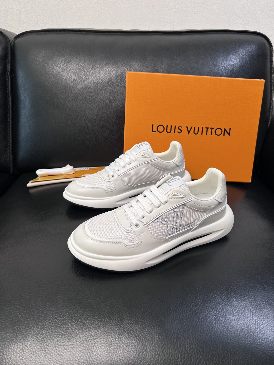 Lv 高品质  顶级工艺品  路易威登，专柜同步原厂配置，鞋面意大利进口，高品质拼接缤纷色彩复杂工艺品，