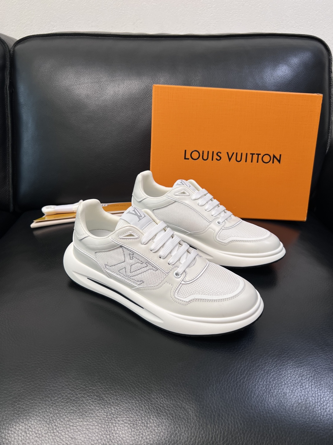 Lv 高品质  顶级工艺品  路易威登，专柜同步原厂配置，鞋面意大利进口，高品质拼接缤纷色彩复杂工艺品，
