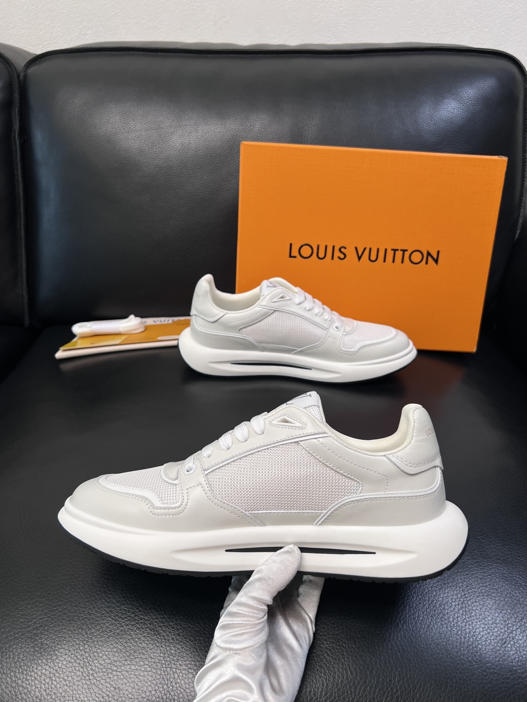 Lv 高品质  顶级工艺品  路易威登，专柜同步原厂配置，鞋面意大利进口，高品质拼接缤纷色彩复杂工艺品，