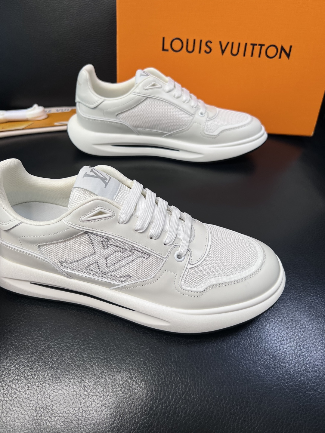 Lv 高品质  顶级工艺品  路易威登，专柜同步原厂配置，鞋面意大利进口，高品质拼接缤纷色彩复杂工艺品，