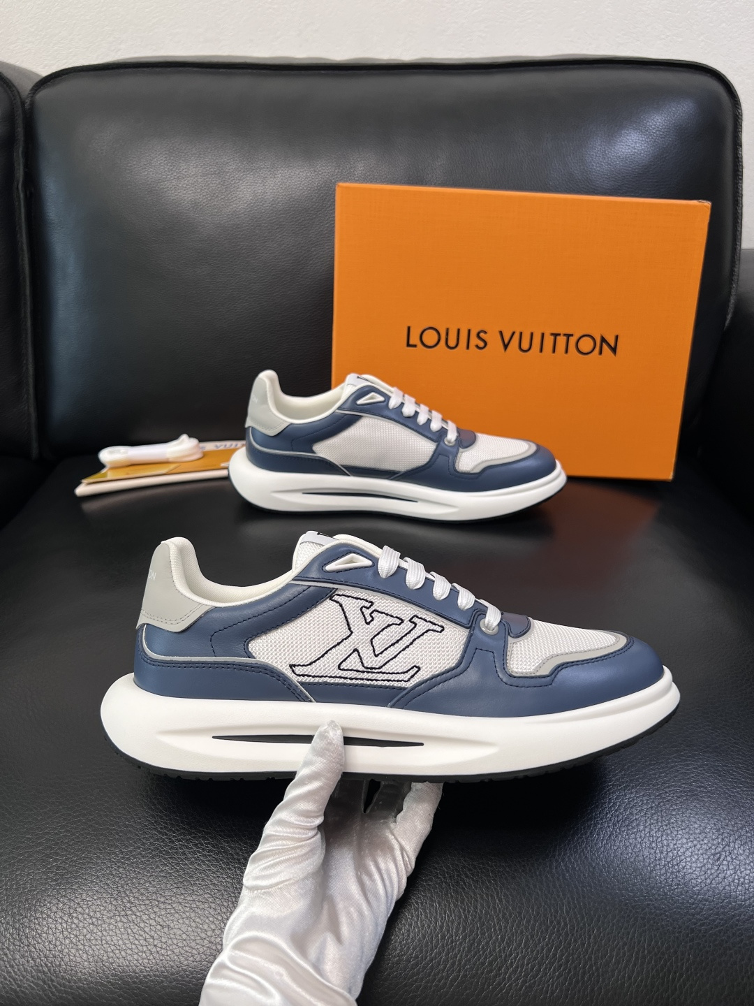 Lv 高品质  顶级工艺品  路易威登，专柜同步原厂配置，鞋面意大利进口，高品质拼接缤纷色彩复杂工艺品，