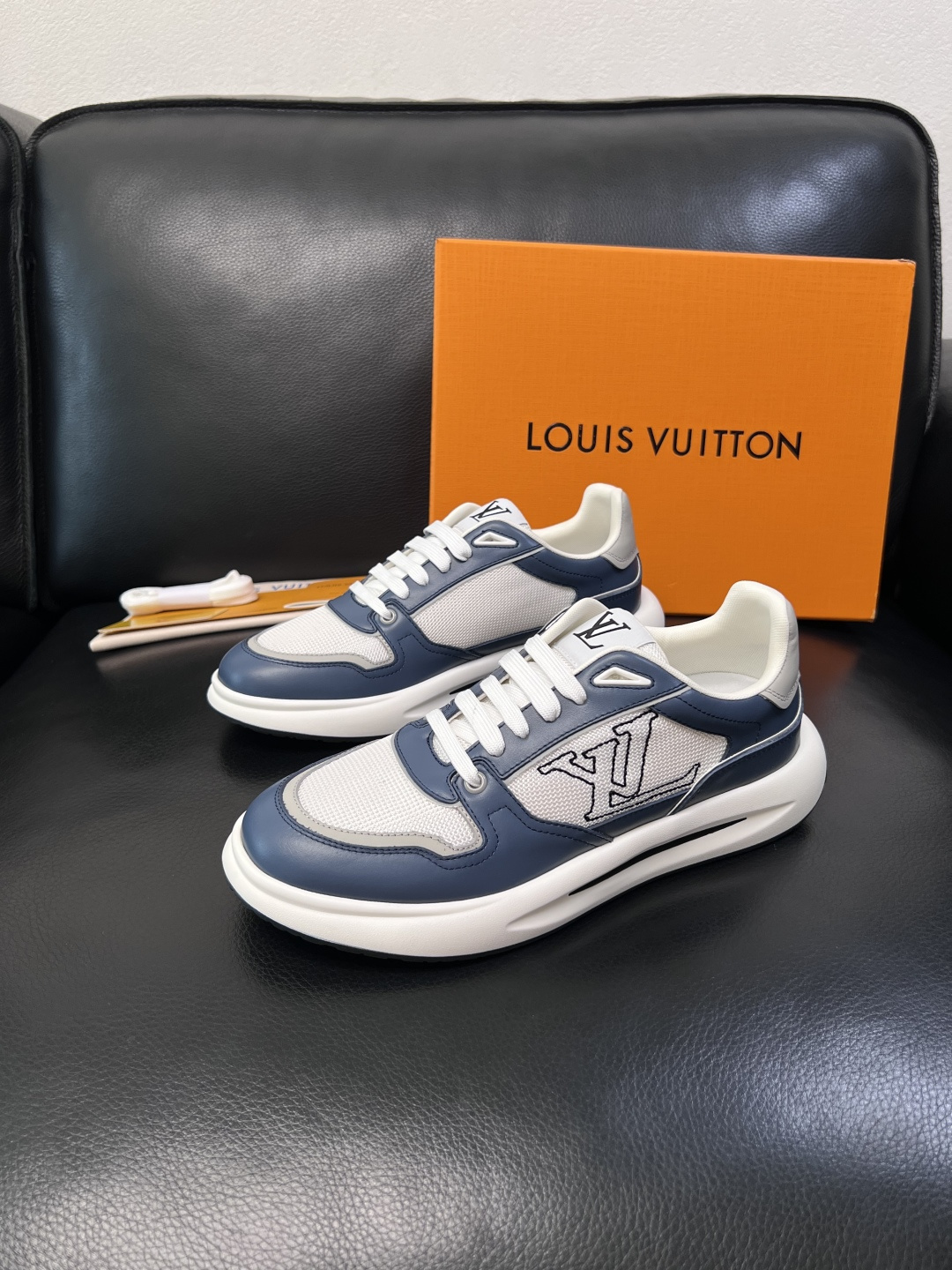 Lv 高品质  顶级工艺品  路易威登，专柜同步原厂配置，鞋面意大利进口，高品质拼接缤纷色彩复杂工艺品，