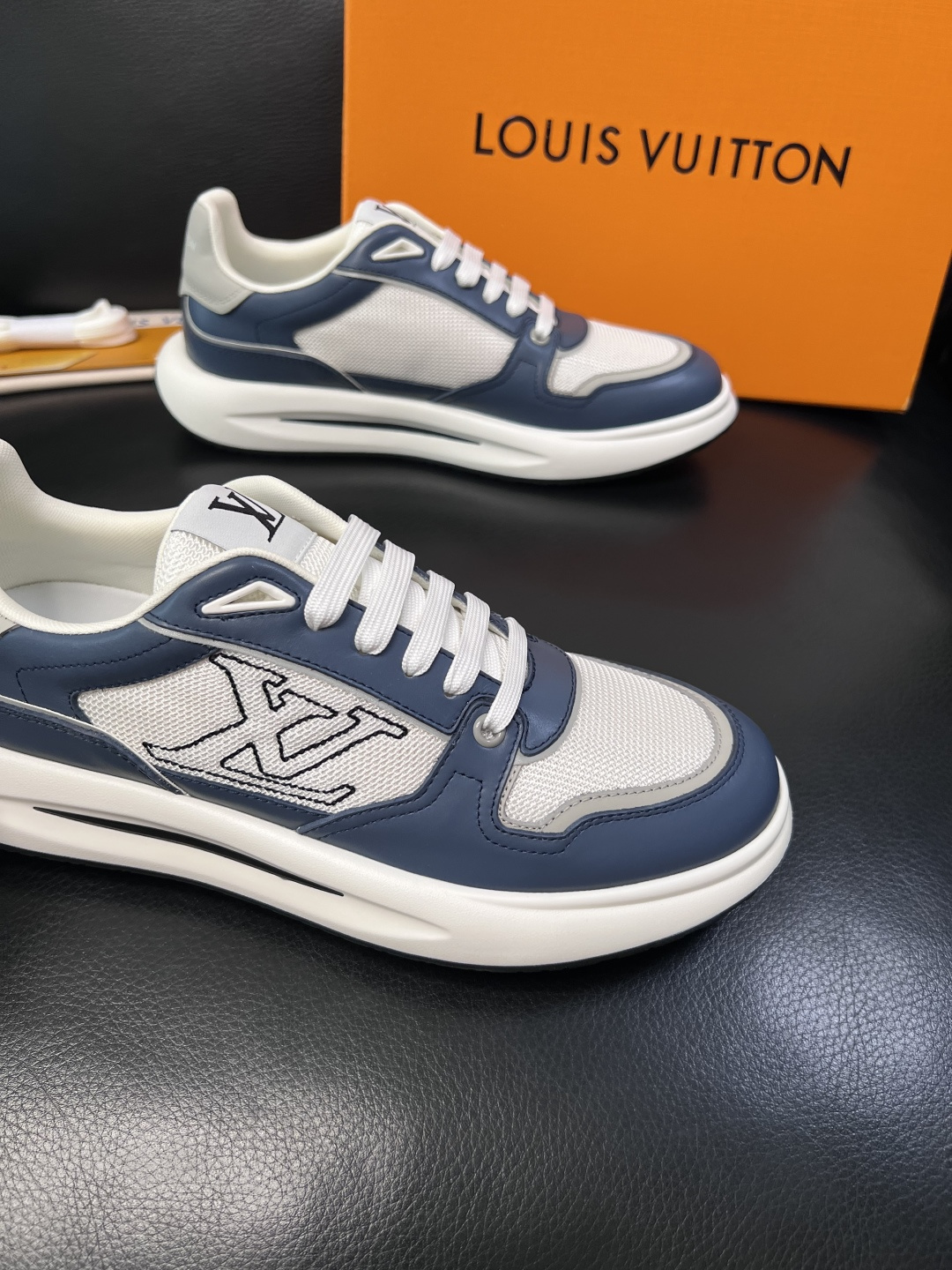 Lv 高品质  顶级工艺品  路易威登，专柜同步原厂配置，鞋面意大利进口，高品质拼接缤纷色彩复杂工艺品，
