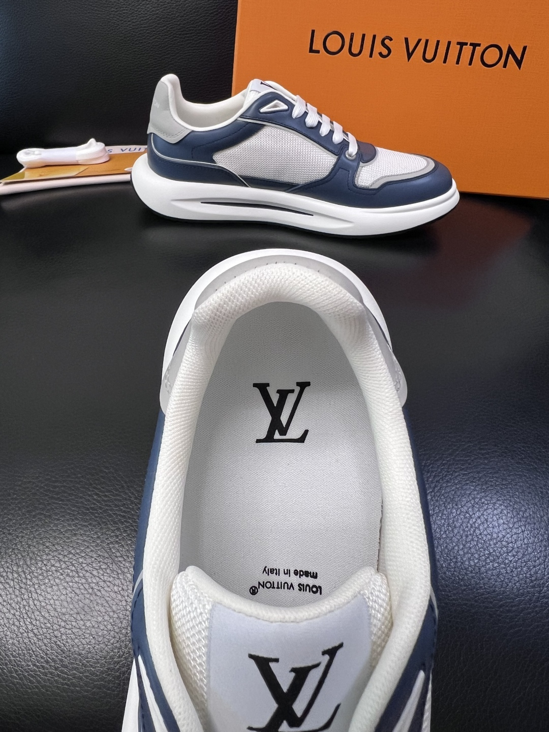 Lv 高品质  顶级工艺品  路易威登，专柜同步原厂配置，鞋面意大利进口，高品质拼接缤纷色彩复杂工艺品，