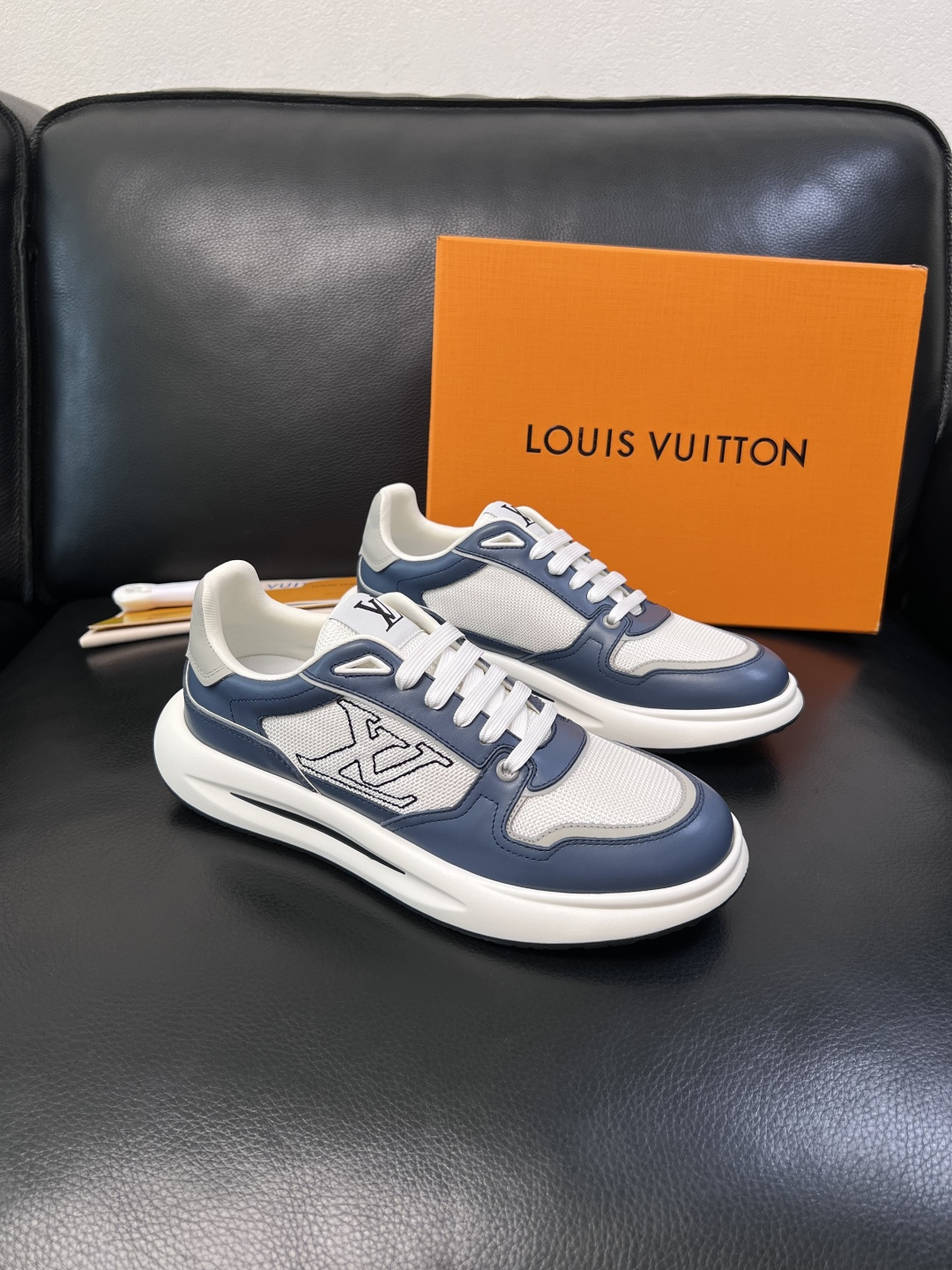 Lv 高品质  顶级工艺品  路易威登，专柜同步原厂配置，鞋面意大利进口，高品质拼接缤纷色彩复杂工艺品，