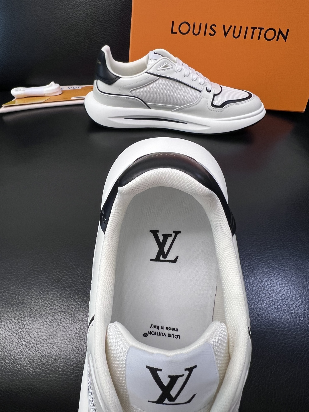 Lv 高品质  顶级工艺品  路易威登，专柜同步原厂配置，鞋面意大利进口，高品质拼接缤纷色彩复杂工艺品，